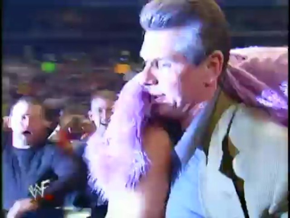 STEPHANIE MCMAHON VS TRISH STRATRUS OUTSIDE RING BRAWL