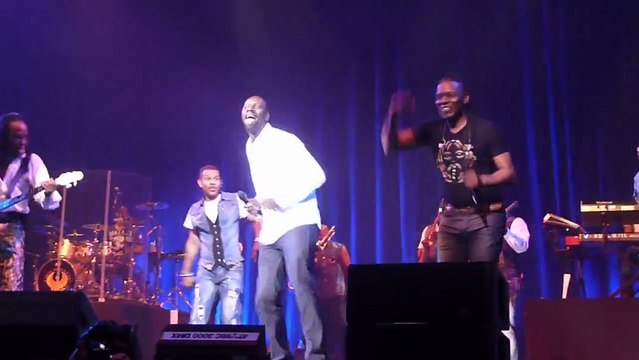 Omar Sy invité surprise met le feu sur scène pendant le concert d'Earth Wind & Fire