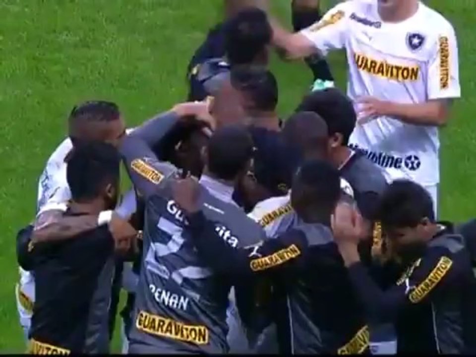 Frappe de mule et but de Seedorf !