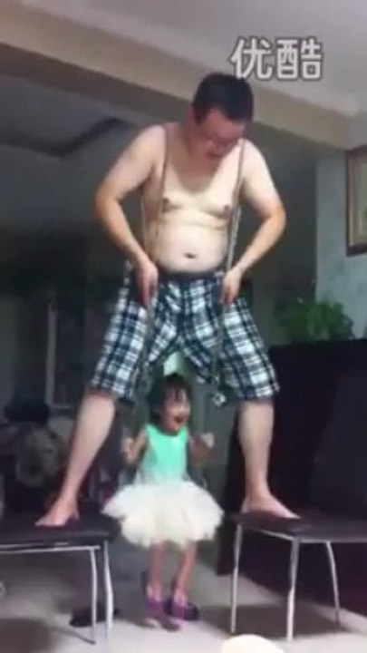 Papa fait la balançoire - Une balançoire improvisée