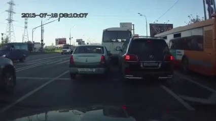 Deux voitures derrière un bus