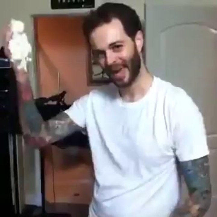 Blague avec de la mousse à raser