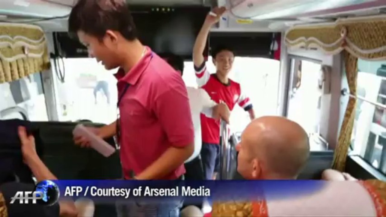 Foot: un fan vietnamien invité à bord du bus d'Arsenal