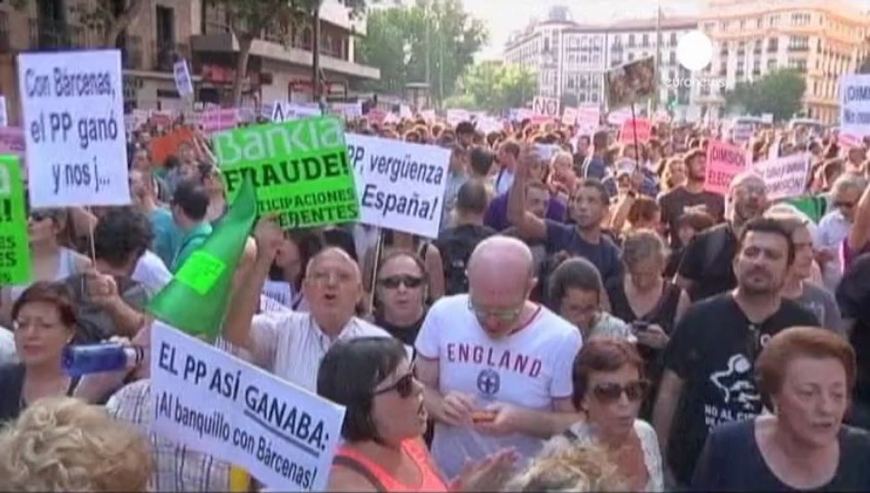 Spagna, scontri e proteste di piazza per lo scandalo...