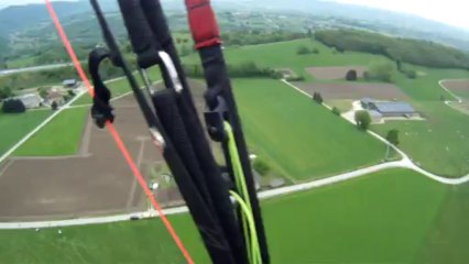 mettre les pieds au sol , après un beau vol