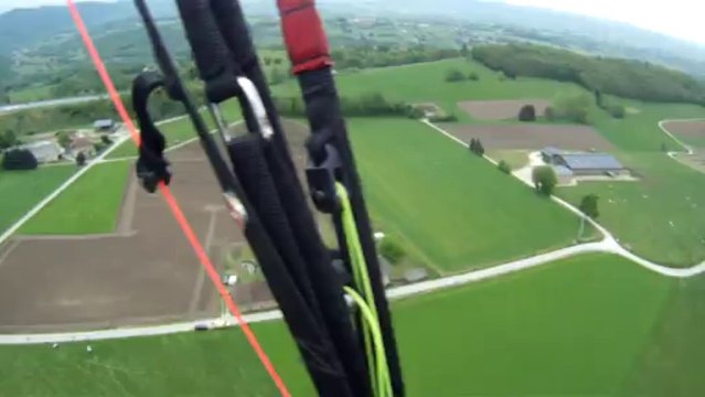mettre les pieds au sol , après un beau vol
