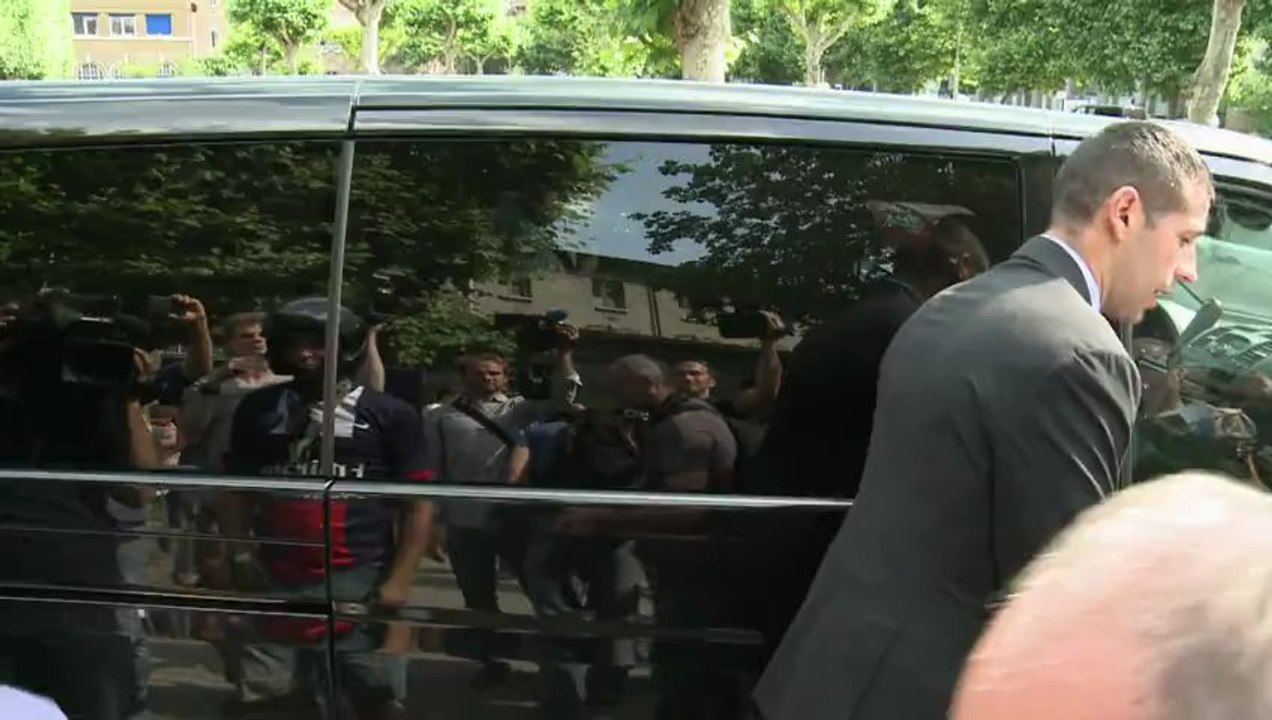 Cavani en París por pase a PSG
