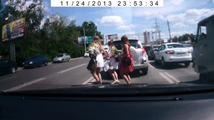 Trois filles veulent traverser la route