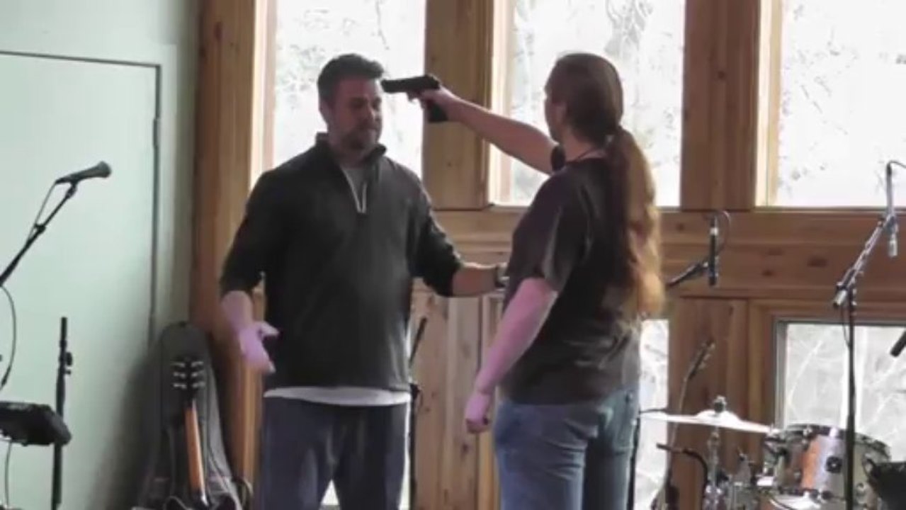 Il désarme un homme rapidement