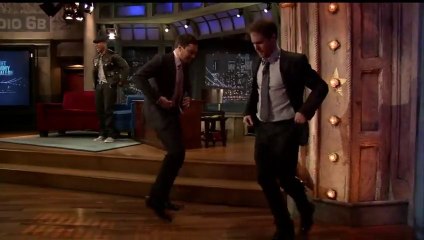 Télécharger la video: Sam Rockwell se met à danser sur le plateau du Late Night Show... Enorme!