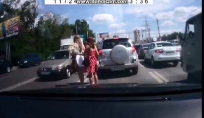 Une maman cause un accident - jolie carambolage