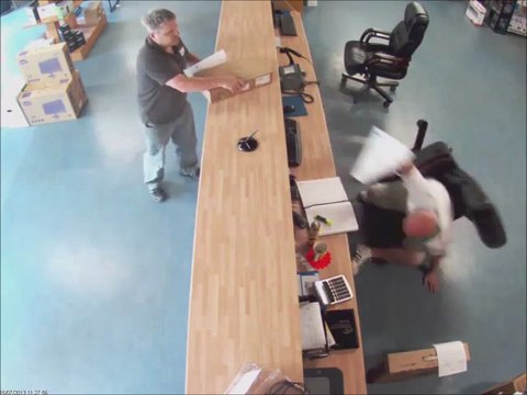 Bernie tombe de sa chaise : FAIL