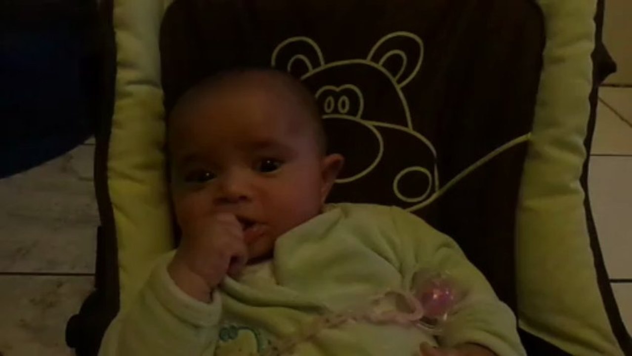 Manon mange ses doigts le 14.07.13