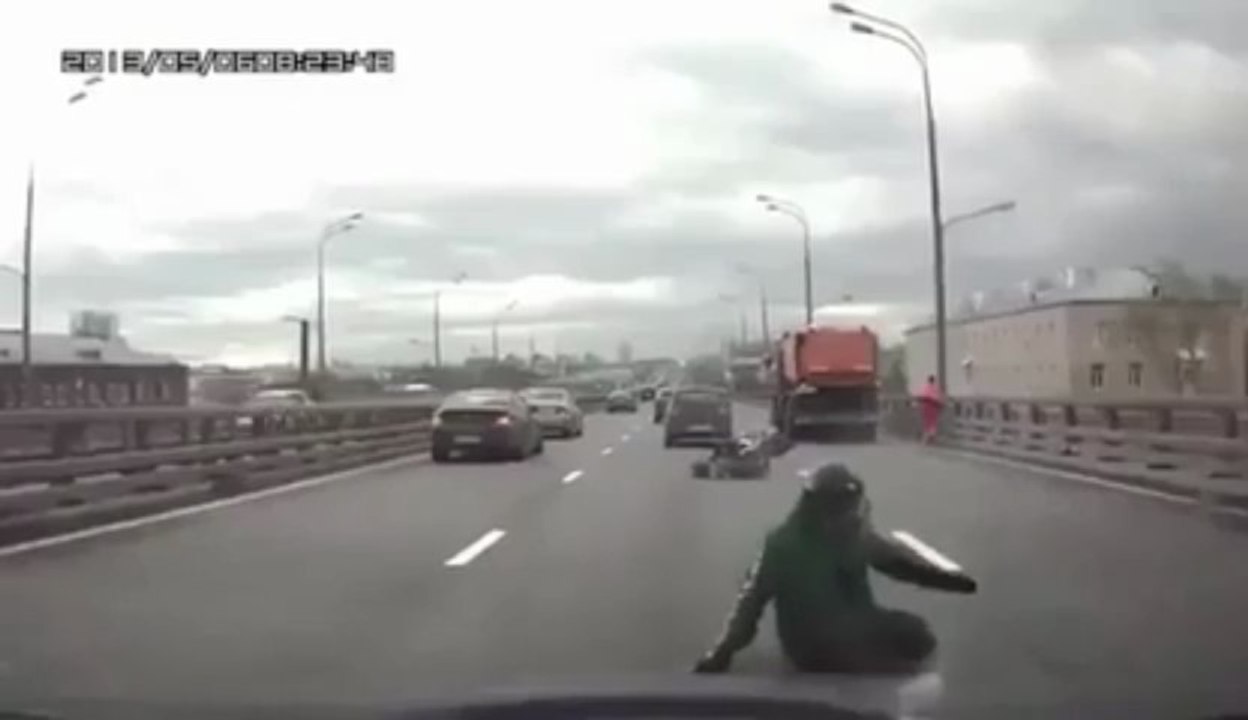 Epic fail of a Policeman in motorcycle!