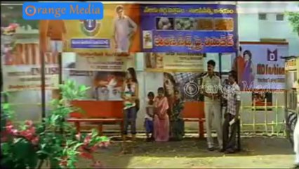 Balu Watching Madhumathi lovely romantic scene - Ramalayam Veedhilo telugu movie Scenes