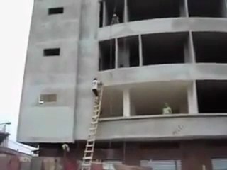 Comment monter du sable au 4ème étage - ENORME!