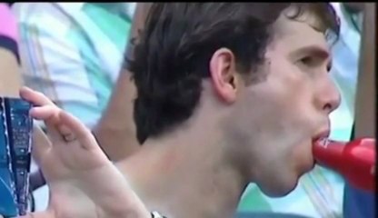 Un fan de baseball aime beaucoup trop sa bouteille de bière !!