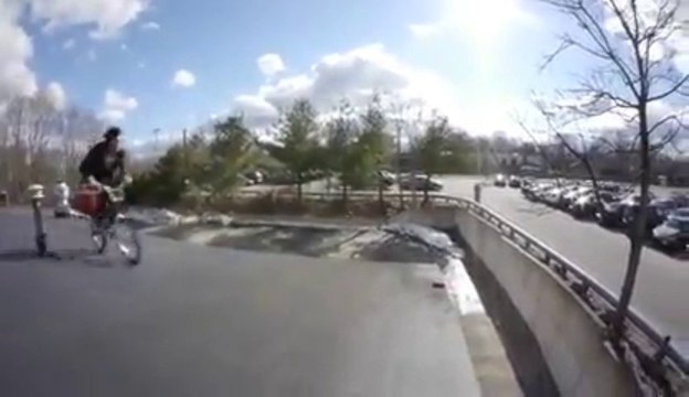 BMX - Jump from the roof and car in the head!