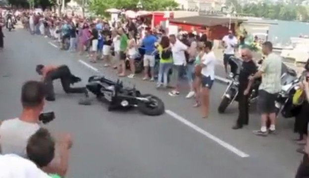 Un motard se gamelle devant la foule - FAIL
