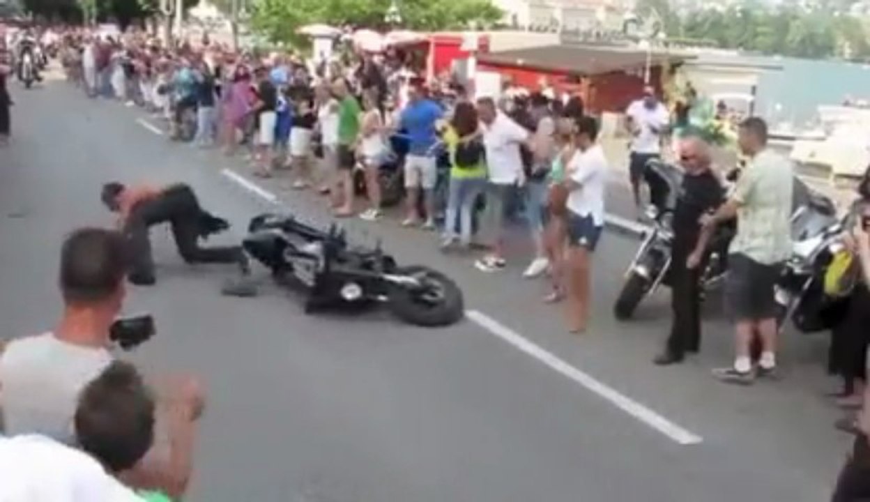 Un motard se gamelle devant la foule - FAIL
