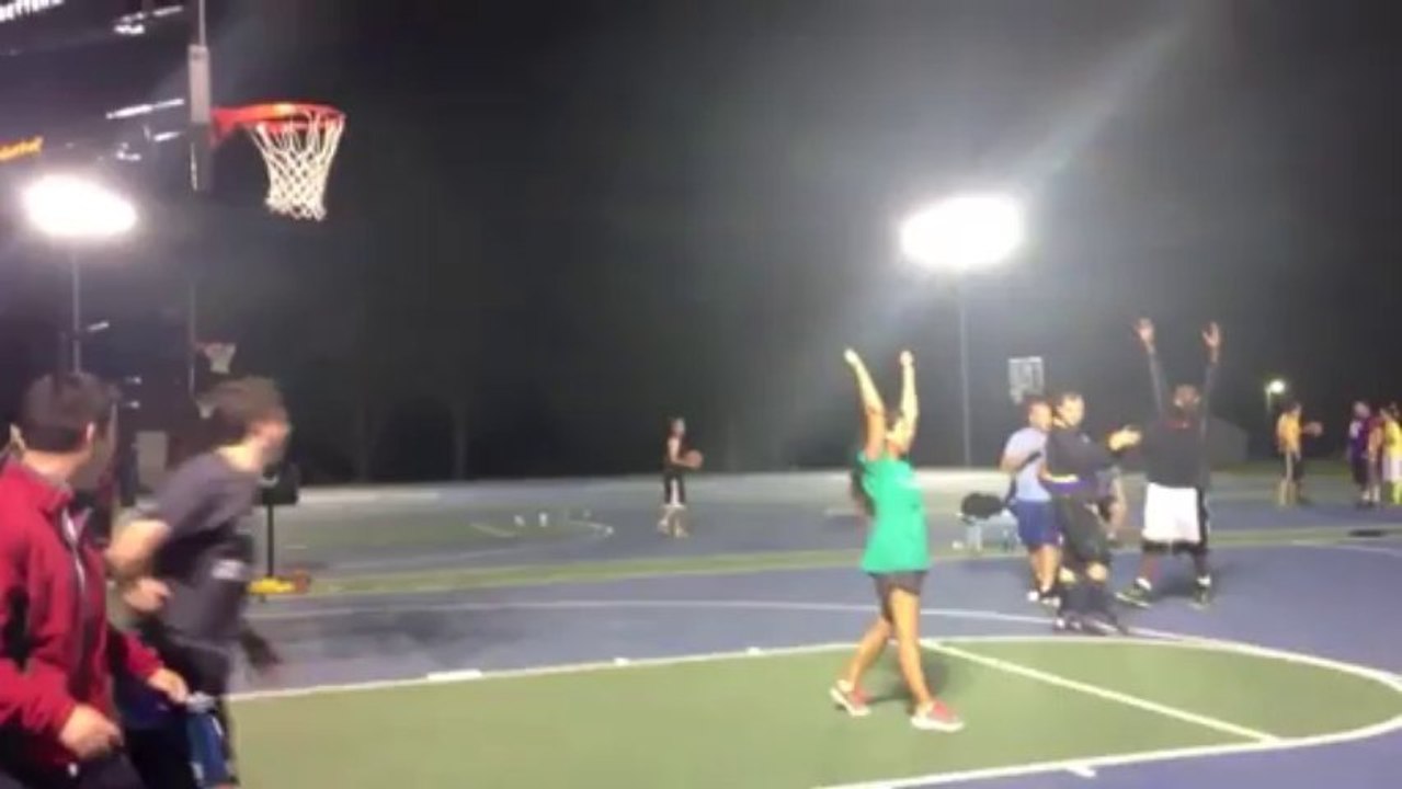 Une gymnaste fait un lancer au basket