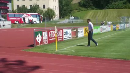 Η αναγνωριστική βόλτα του Μίτσελ στο χορτάρι του γηπέδου στο Σβατς