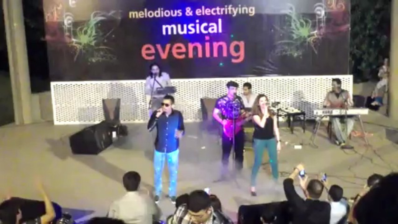 komal malik sing " tu mera hero" at the concert..