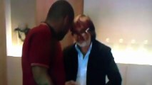 Maicon saluta i tifosi della Roma