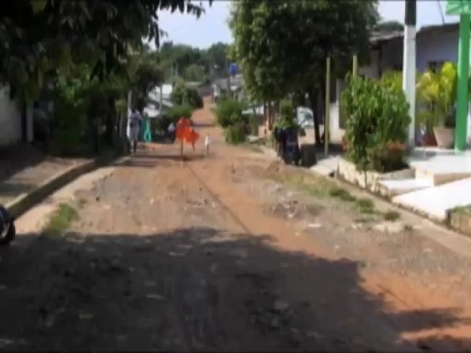 Una calle del barrio la libertad se desploma a causa de la falta de compactación en el terreno