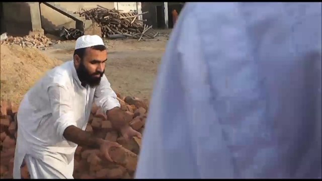 Molana Ilyas Ghuman taking part in Markaz Ahlus Sunnah construction 2013