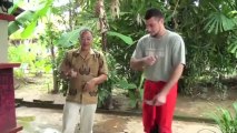 タイのナイフファイトの技術：ハンパない！ - YouTube