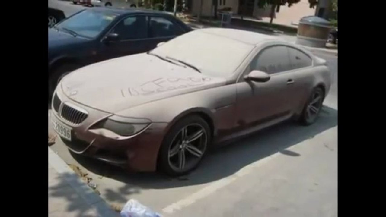 Carros abandonados no aeroporto de Dubai -Abandoned cars in Dubai Airport