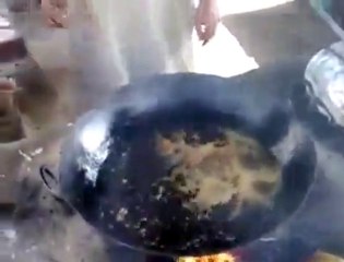 Ce gars met ses mains dans l'huile bouillante!