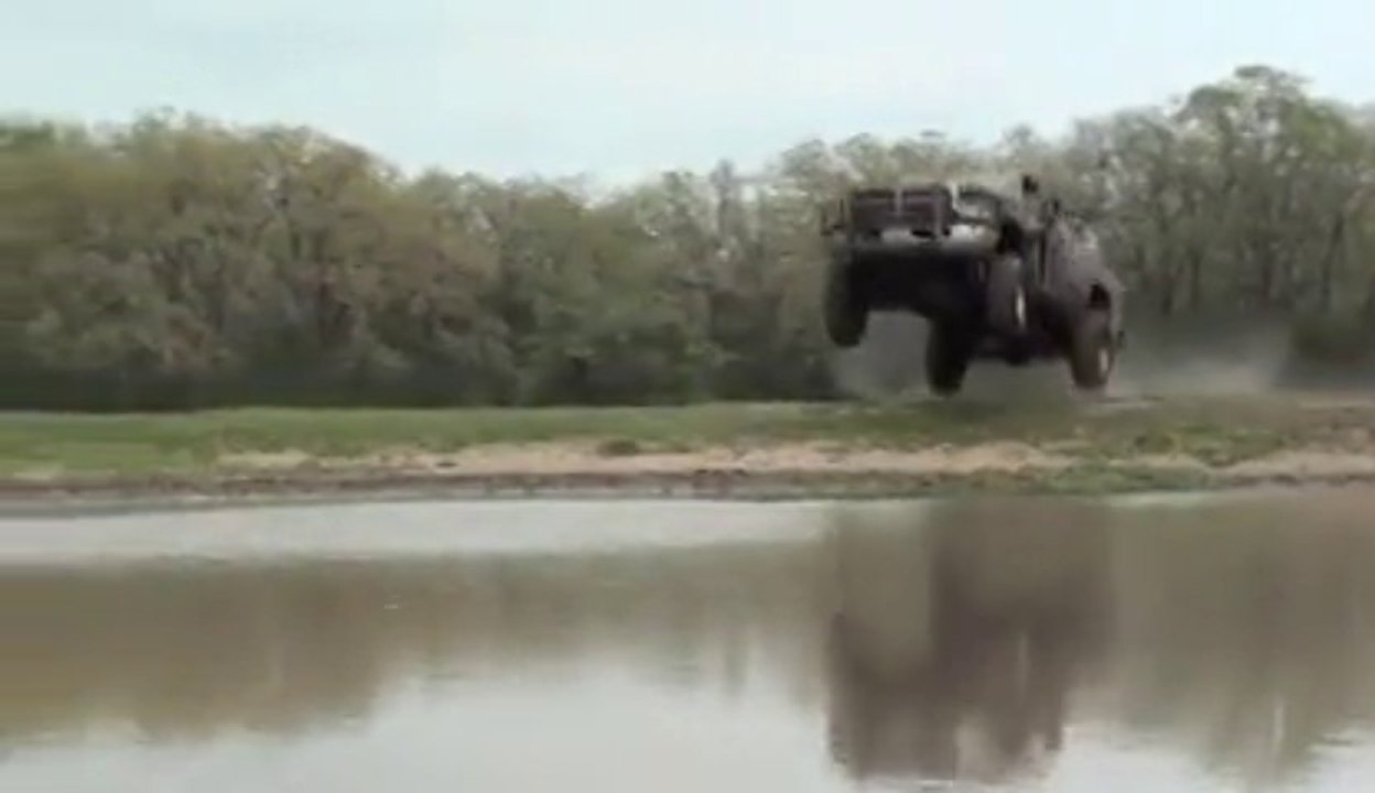 Le gars met son Pick-up dans le lac.... Bravo!