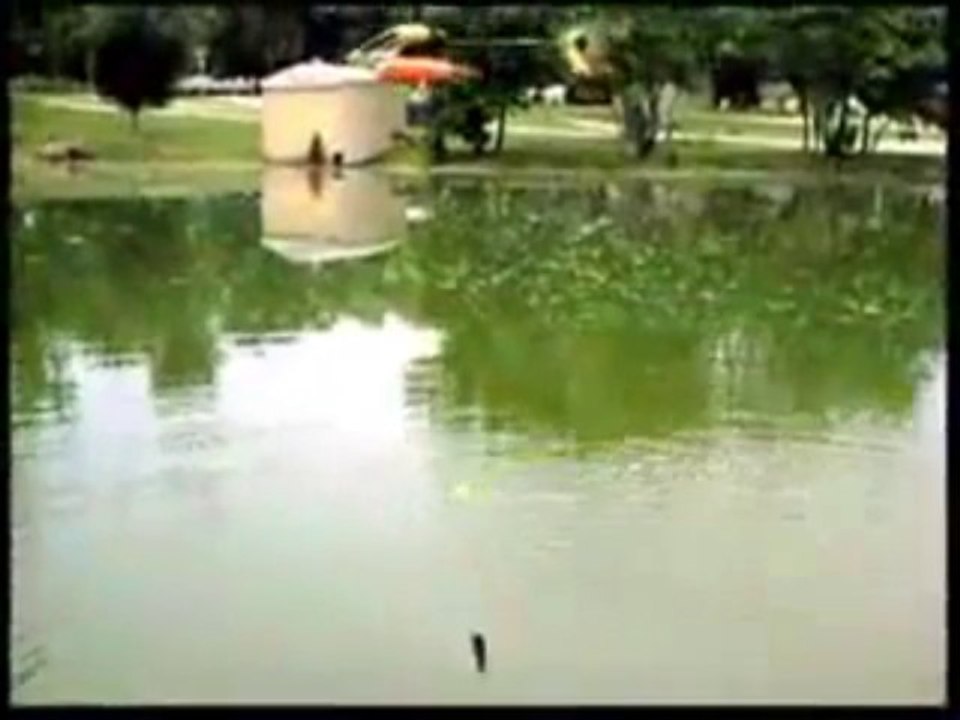 Pêcher avec un hélicoptère télécommandé.