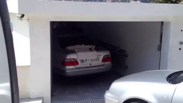 Porte de garage Latérale bois motorisée et posée par APG Accès Portes de Garage