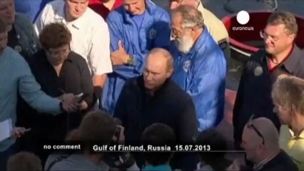 Putin explores shipwreck from mini submarine - no comment