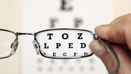 What are the symptoms of macular degeneration?