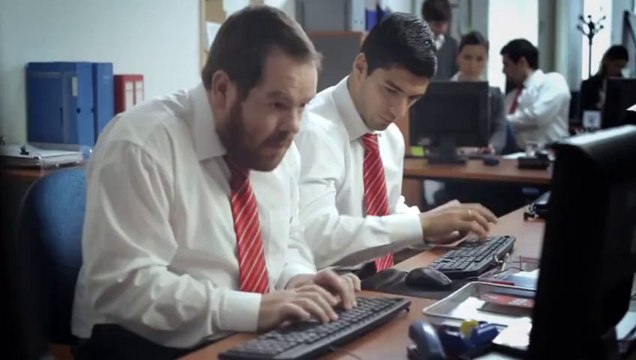 Luis Suarez s'amuse de ses vices dans une publicité !