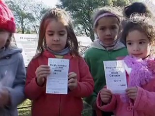 Двухметрового малыша-жирафа показали в Аргентине