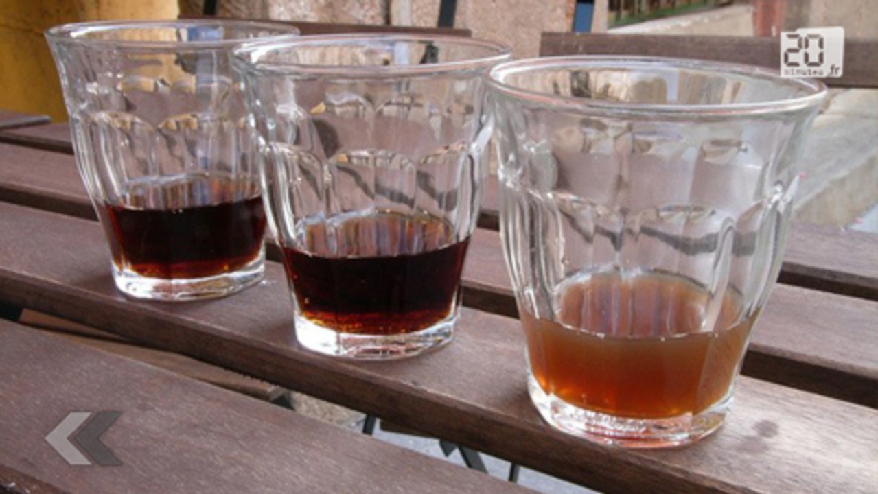 Il décide de boire un Coca-Cola qu'il conserve depuis 20 ans