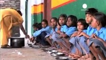 Hindistan'da ilköğretim okulunda toplu gıda zehirlenmesi