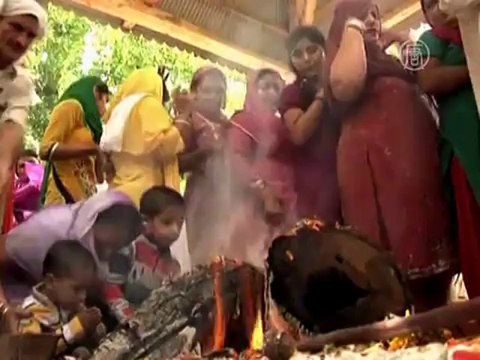 Мусульмане и индуисты молятся вместе ради мира