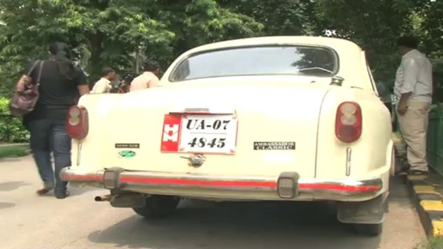 Delhi police seizes 99 smuggled pistols, two held