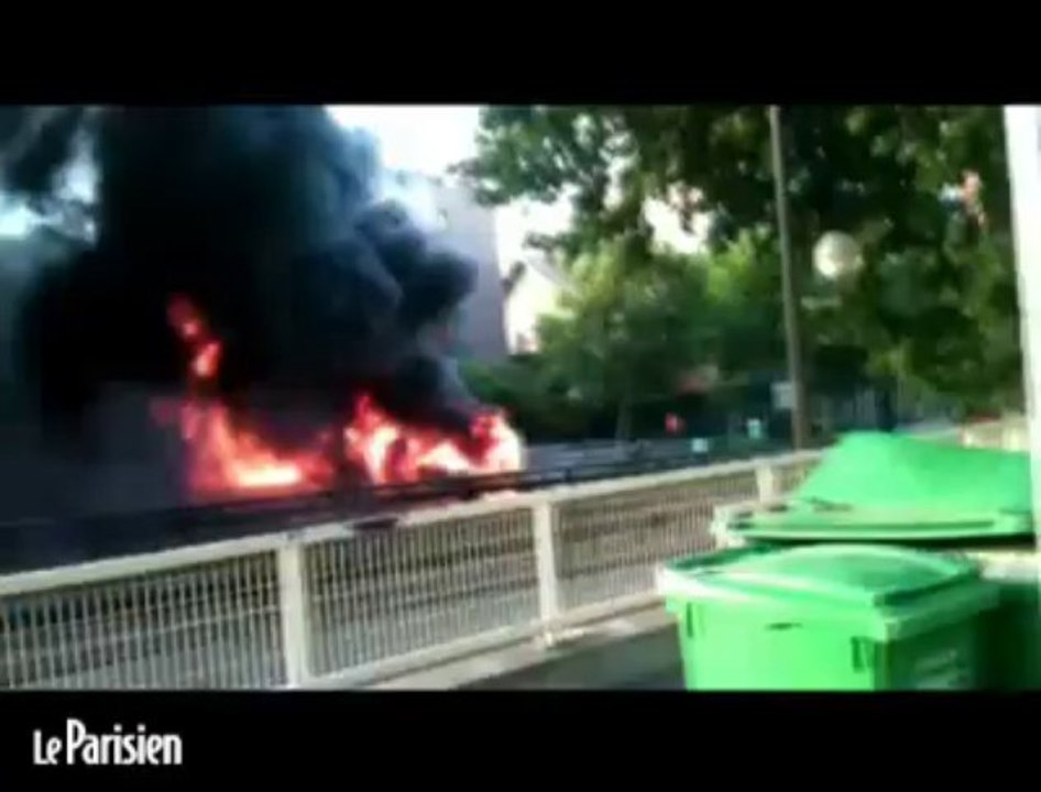 Un bus incendié en plein paris par un pétard-mortier