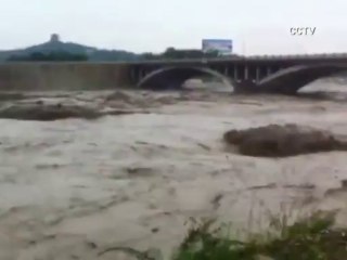 Fuerza de un río en China derrumbó un puente en solo segundos
