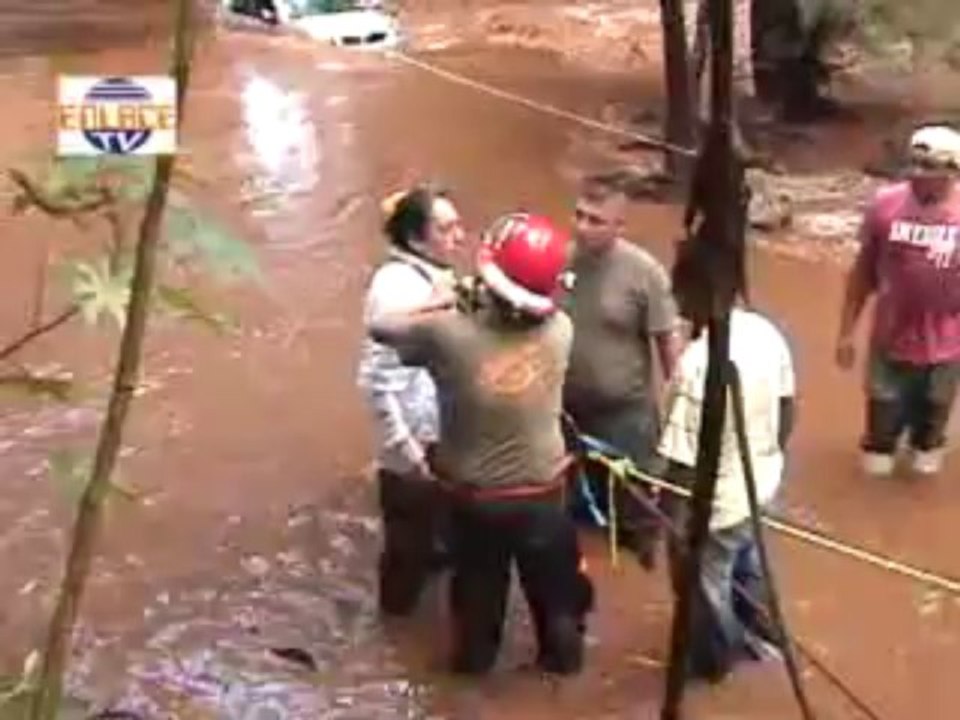 UN RECONOCIMIENTO A LA LABOR DE PROTECCION CIVIL DE ATOTONILCO AL RECATAR AL ARQ RODRIGUEZ NUÑEZ Y SU ESPOSA,QUIENES QUEDARON SIN PODER AVANZAR EN LA MITAD DEL RIO LOS SABINOS,HOY POR A LA 1 DELA TARDE.