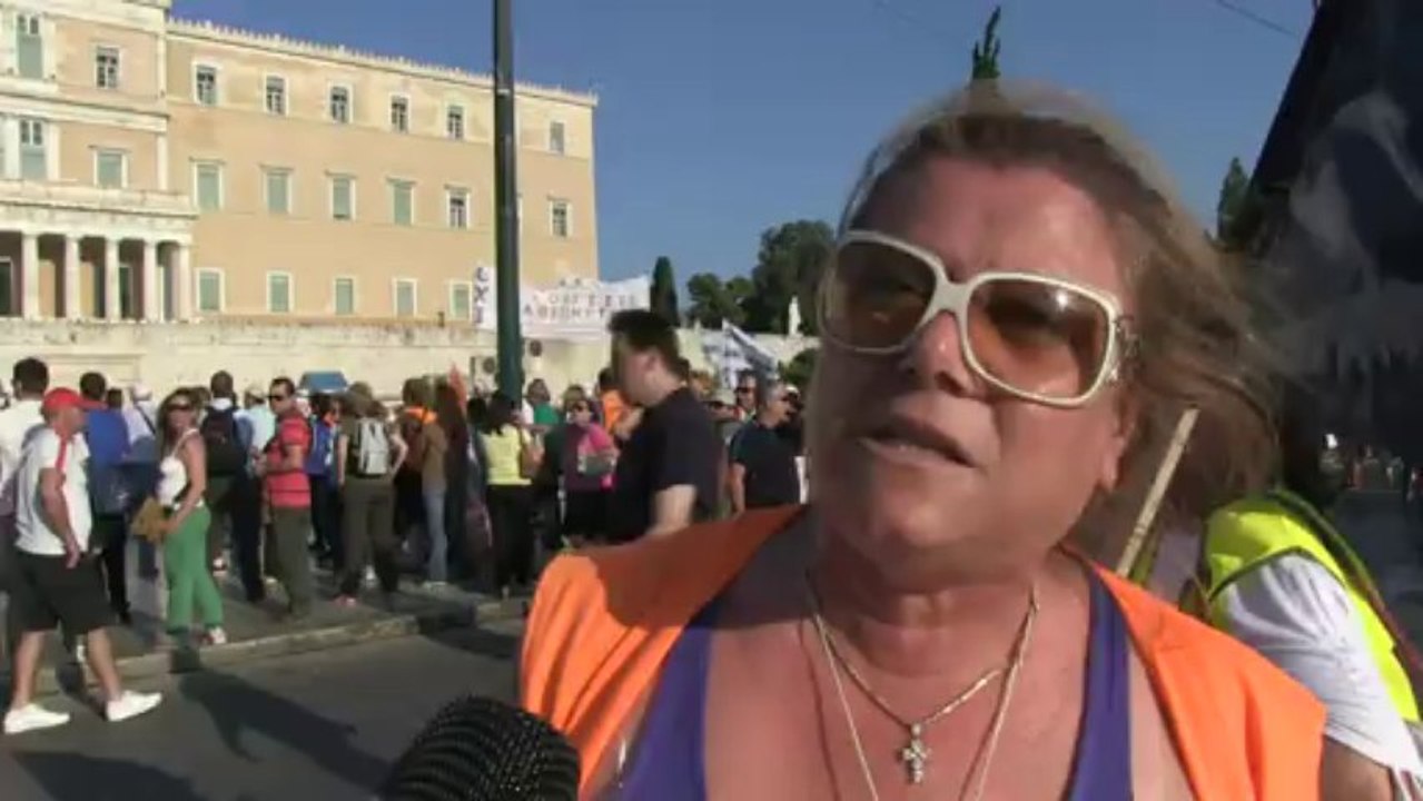 Greek civil servants rally to defend their jobs