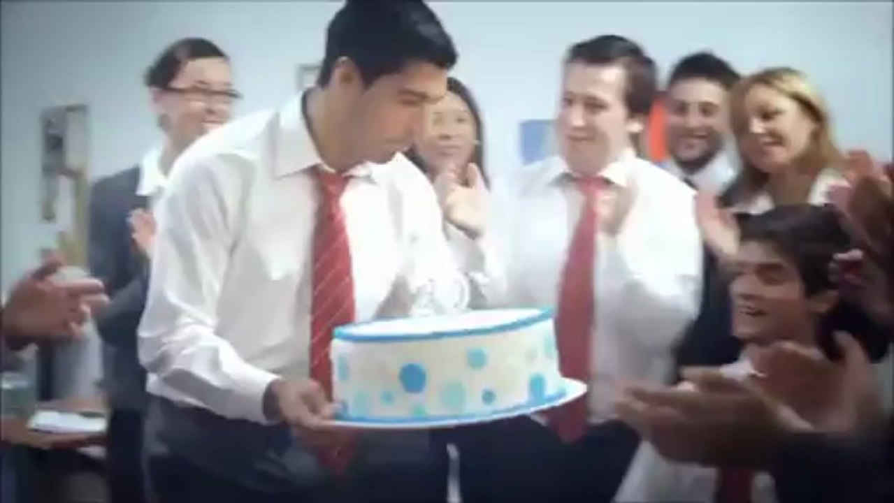 Luis Suarez se moque de lui meme dans la pub