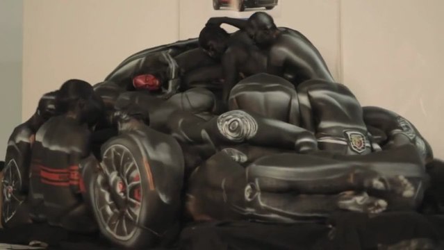 Des femmes nues forment une voiture